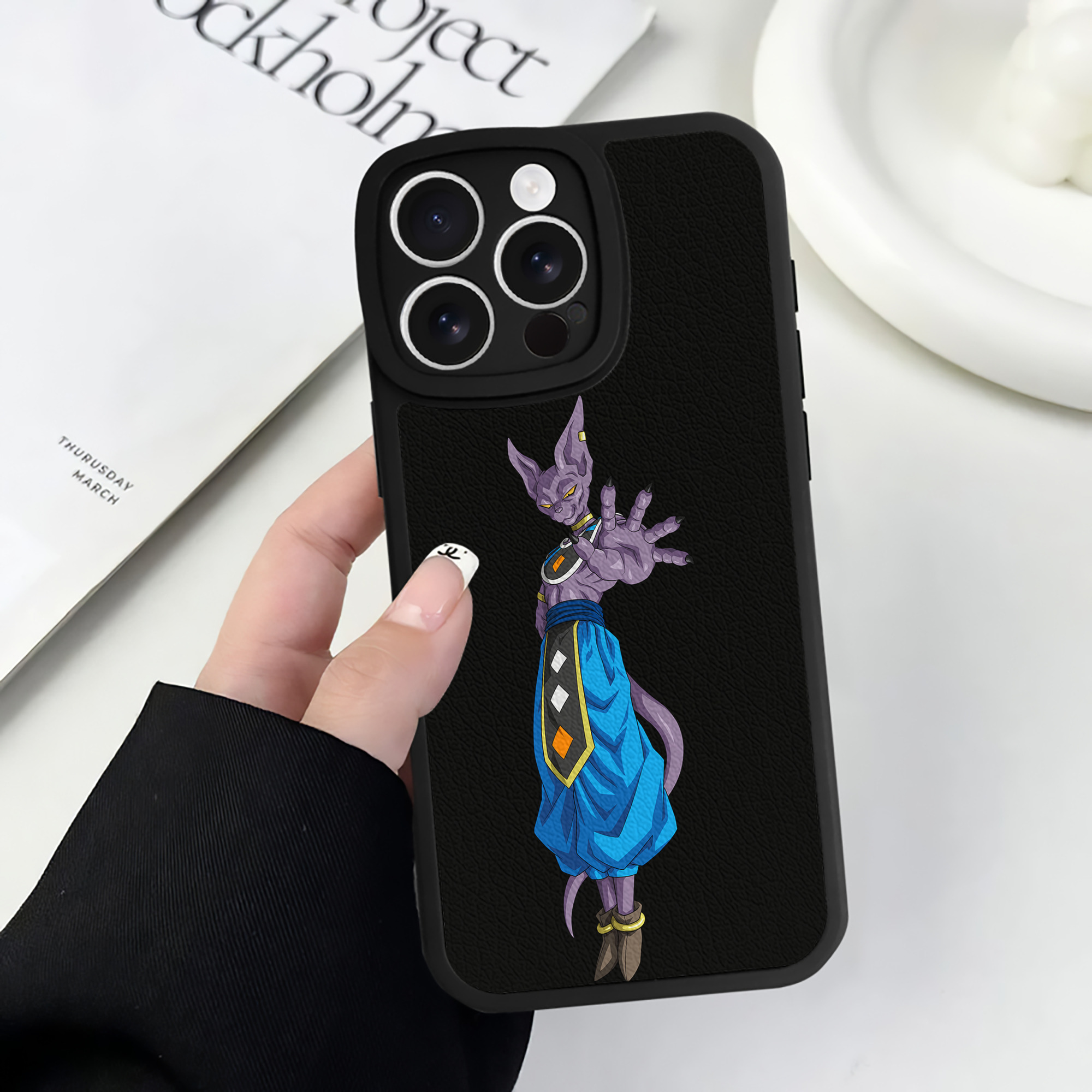 （画像用） ドラゴンボール ビルス 破壊神ビルス DRAGON BALL Beerus Birusu 【iPhone 16シリーズ対応】シリコンスマホケース（レザー調） 材質：シリコン